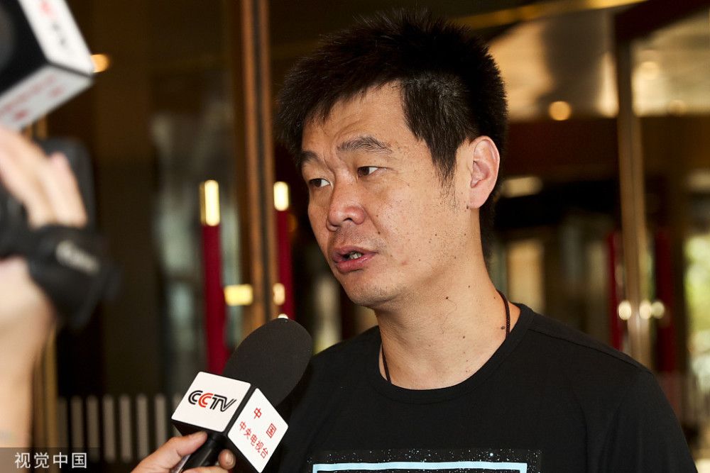 第20分钟，利物浦前场进攻厄德高禁区防守萨拉赫时手拍球裁判没有表示。